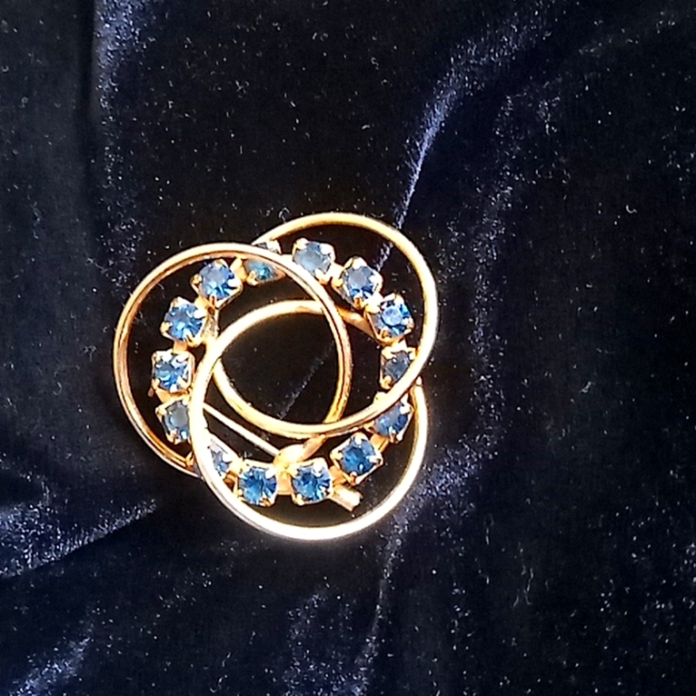 Elegant Gold and Blue Sapphire Brooch